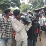 लातेहार सदर अस्पताल में आदिवासी परिवार को नहीं मिला एंबुलेंस,कंधे पर शव रखकर पैदल निकल पड़े स्वजन