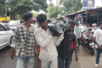 लातेहार सदर अस्पताल में आदिवासी परिवार को नहीं मिला एंबुलेंस,कंधे पर शव रखकर पैदल निकल पड़े स्वजन