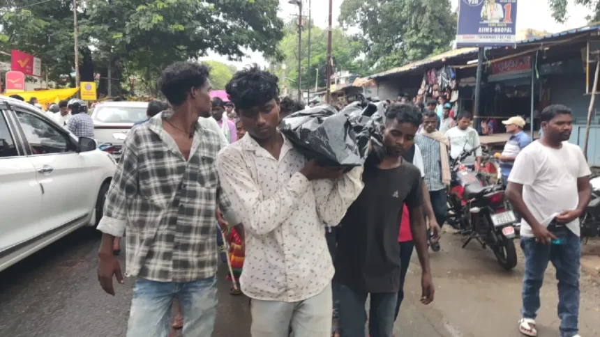 लातेहार सदर अस्पताल में आदिवासी परिवार को नहीं मिला एंबुलेंस,कंधे पर शव रखकर पैदल निकल पड़े स्वजन
