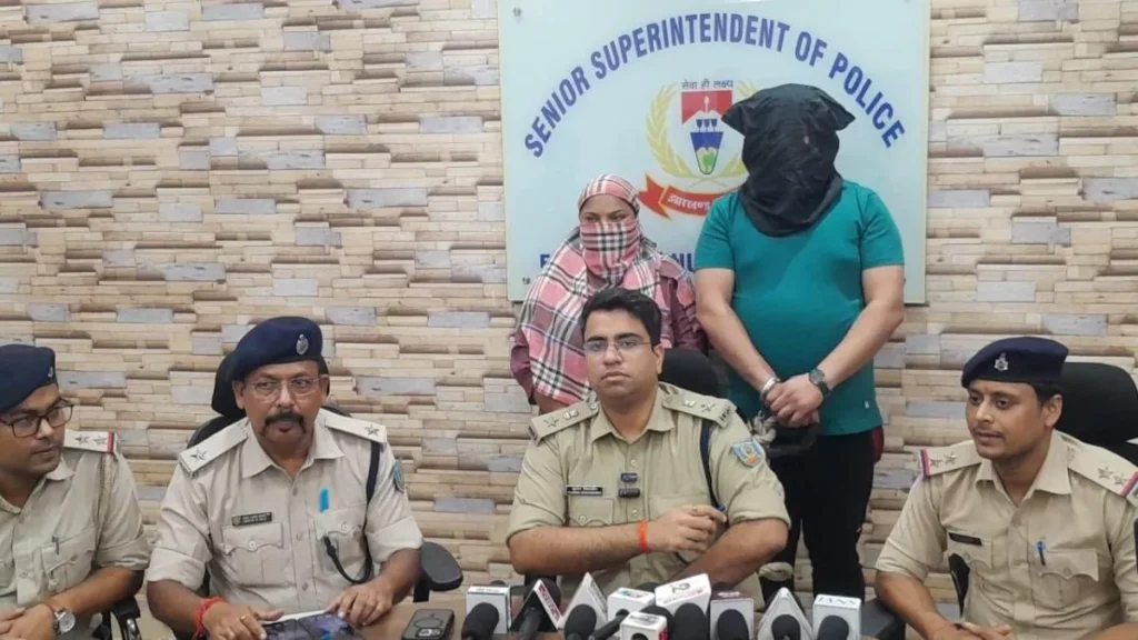 मैक्सीजोन के निदेशक और उनकी पत्नी 6000 करोड़ की ठगी मामले में अरेस्ट, ट्रेन के अंदर से खींचकर लाई पुलिस