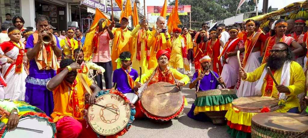 लोहरदगा में नवरात्र के पहले दिन भव्यता के साथ निकली शोभा यात्रा, ढोल-नगाड़े और जयकारे से गुंजायमान हुआ शहर 2 1 4