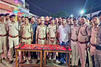 मुखिया पति के घर पुलिस ने मारा छापा, भारी मात्रा में हथियार और 7 लग्जरी गाड़िया जब्त, पति-पत्नी को किया गिरफ्तार