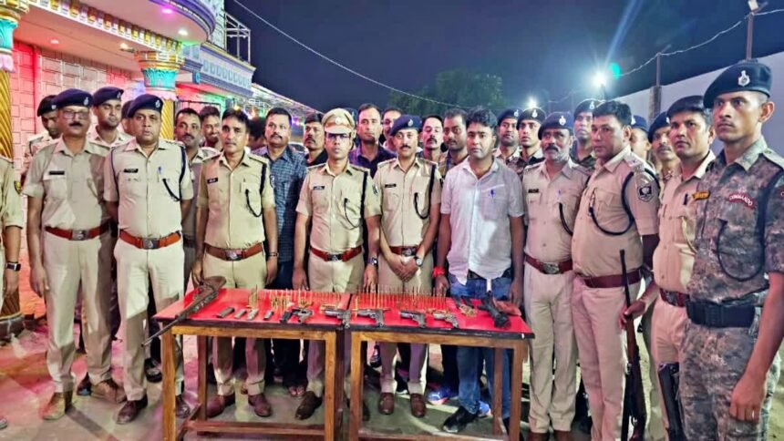 मुखिया पति के घर पुलिस ने मारा छापा, भारी मात्रा में हथियार और 7 लग्जरी गाड़िया जब्त, पति-पत्नी को किया गिरफ्तार