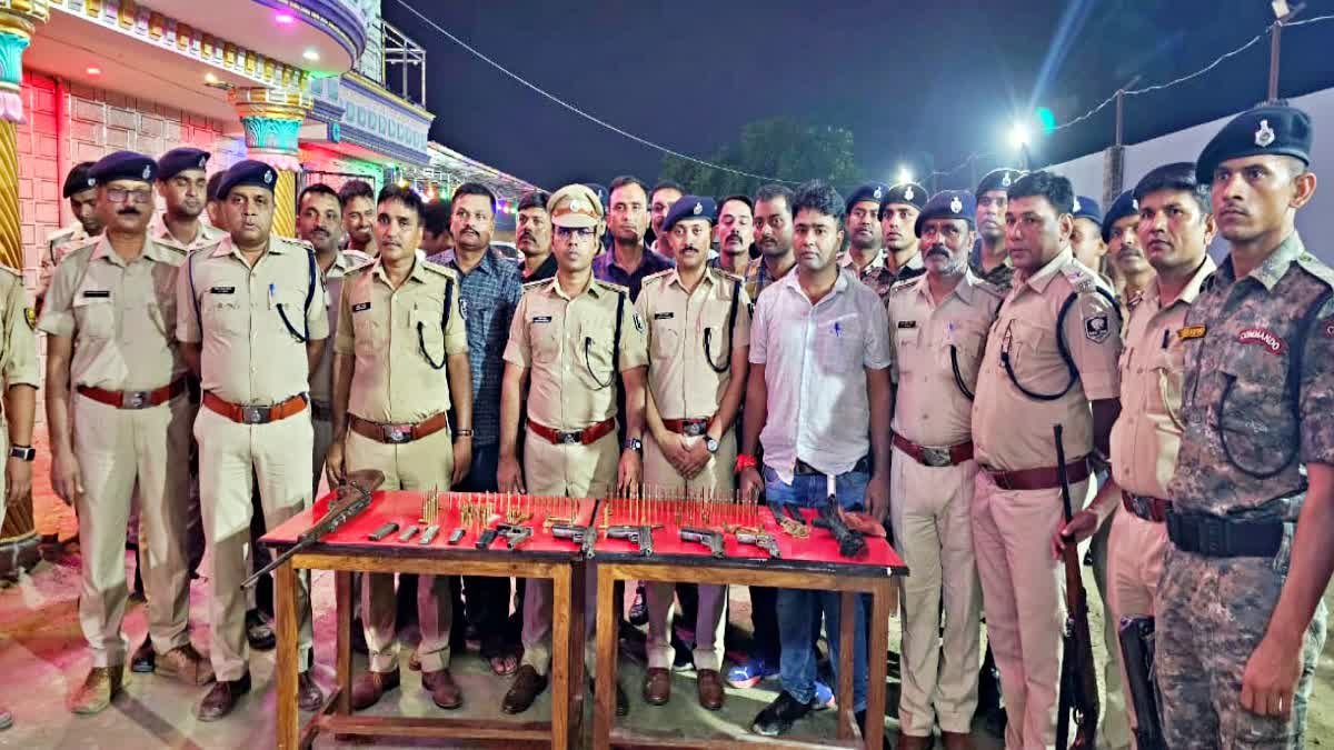 मुखिया पति के घर पुलिस ने मारा छापा, भारी मात्रा में हथियार और 7 लग्जरी गाड़िया जब्त, पति-पत्नी को किया गिरफ्तार