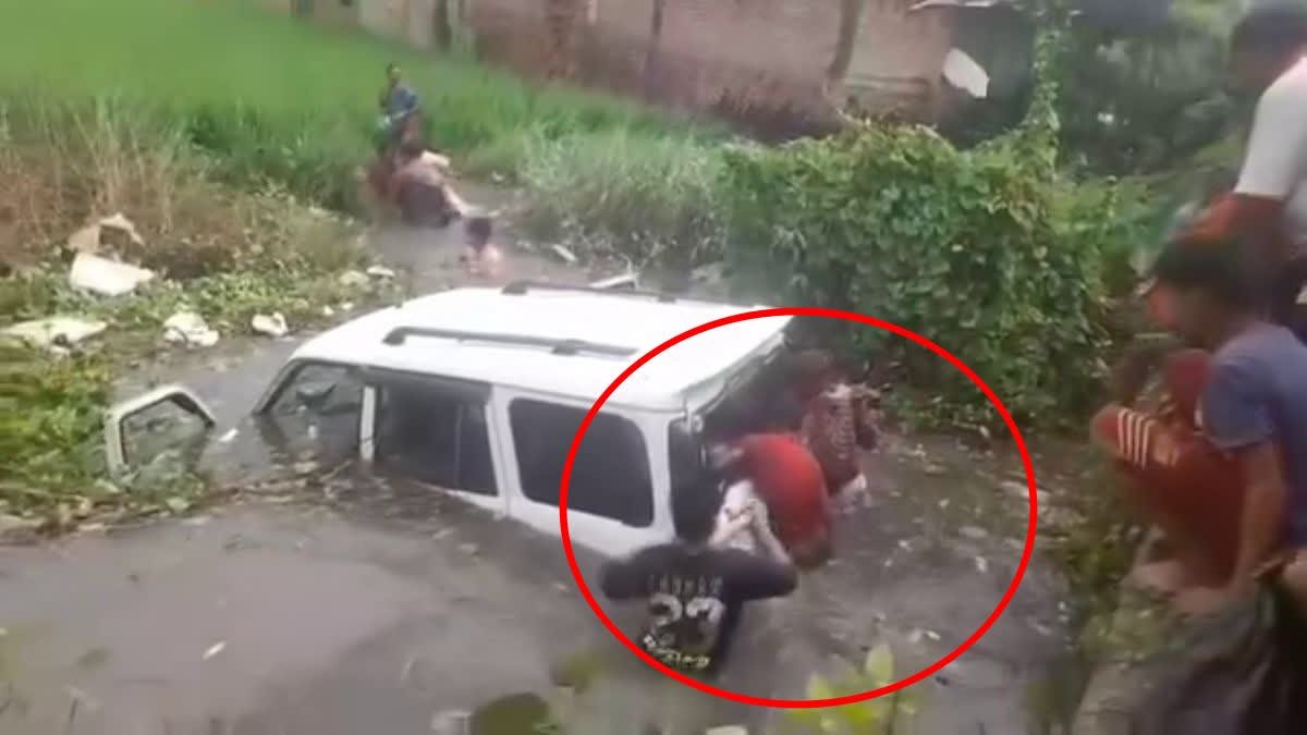 शराब से भरी स्कार्पियों पलटकर पानी में गिरी, लूटने की मची होड़