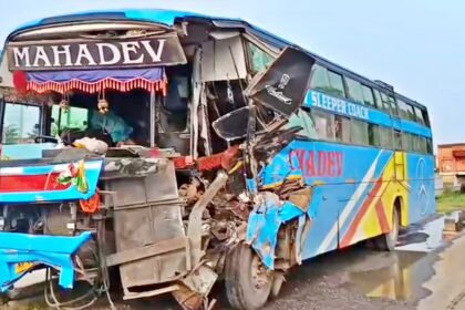 बिहार में भीषण सड़क हादसा, श्रद्धालुओं से भरी बस की ट्रक से टक्कर, एक की मौत, 10 घायल