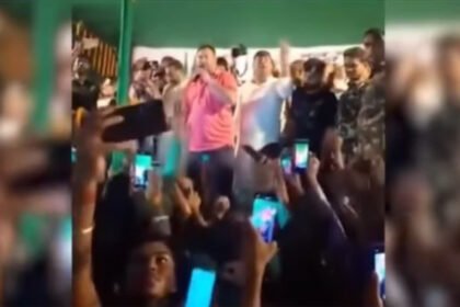 तेजस्वी यादव और मुकेश रोशन पर FIR दर्ज, PM मोदी की मां को RJD की सभा में अपशब्द कहने का मामला