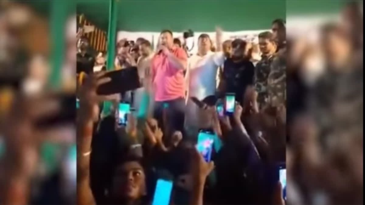 तेजस्वी यादव और मुकेश रोशन पर FIR दर्ज, PM मोदी की मां को RJD की सभा में अपशब्द कहने का मामला