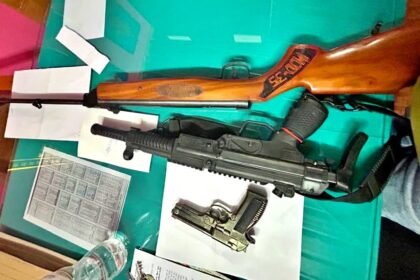 फर्जी सेना अधिकारी के घर 5 लाख कैश और हथियार बरामद, पटना एयरपोर्ट से संतोष कुमार शर्मा को किया गया था गिरफ्तार