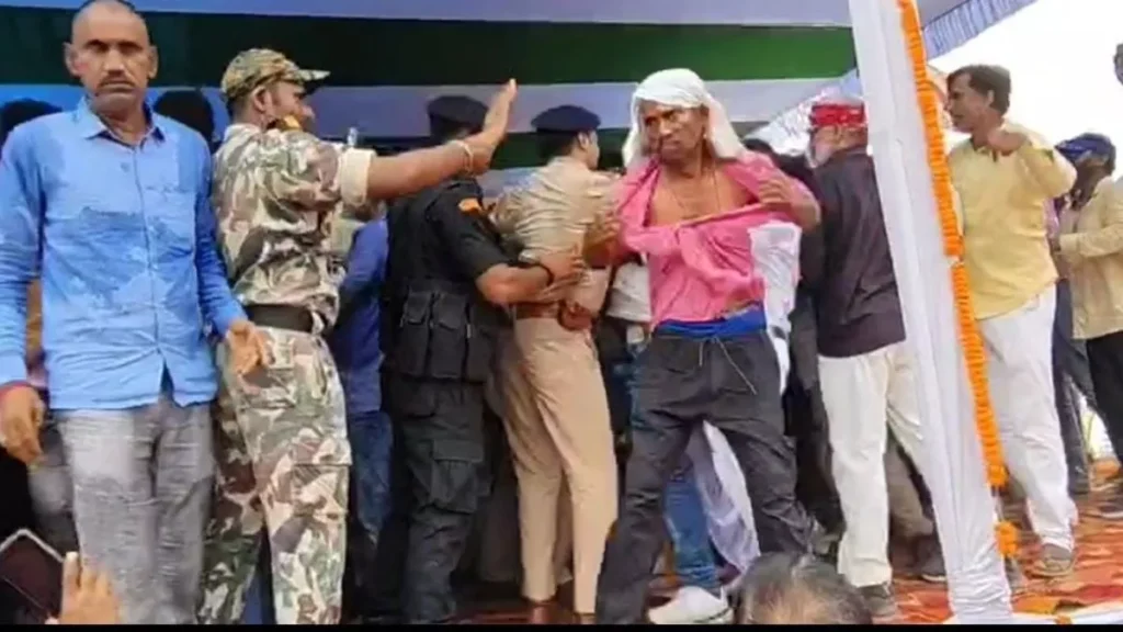 केंद्रीय मंत्री के सामने NDA कार्यकर्ता सम्मेलन में खूब चले लात-घूसे, मंत्री सुमित सिंह और पूर्व MLC संजय प्रसाद के समर्थकों में भिड़त