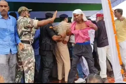 केंद्रीय मंत्री के सामने NDA कार्यकर्ता सम्मेलन में खूब चले लात-घूसे, मंत्री सुमित सिंह और पूर्व MLC संजय प्रसाद के समर्थकों में भिड़त