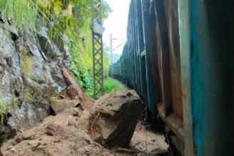 गया-कोडरमा रेललाइन पर भूस्खलन, बिहार आने-जाने वाली कई ट्रेनें लेट