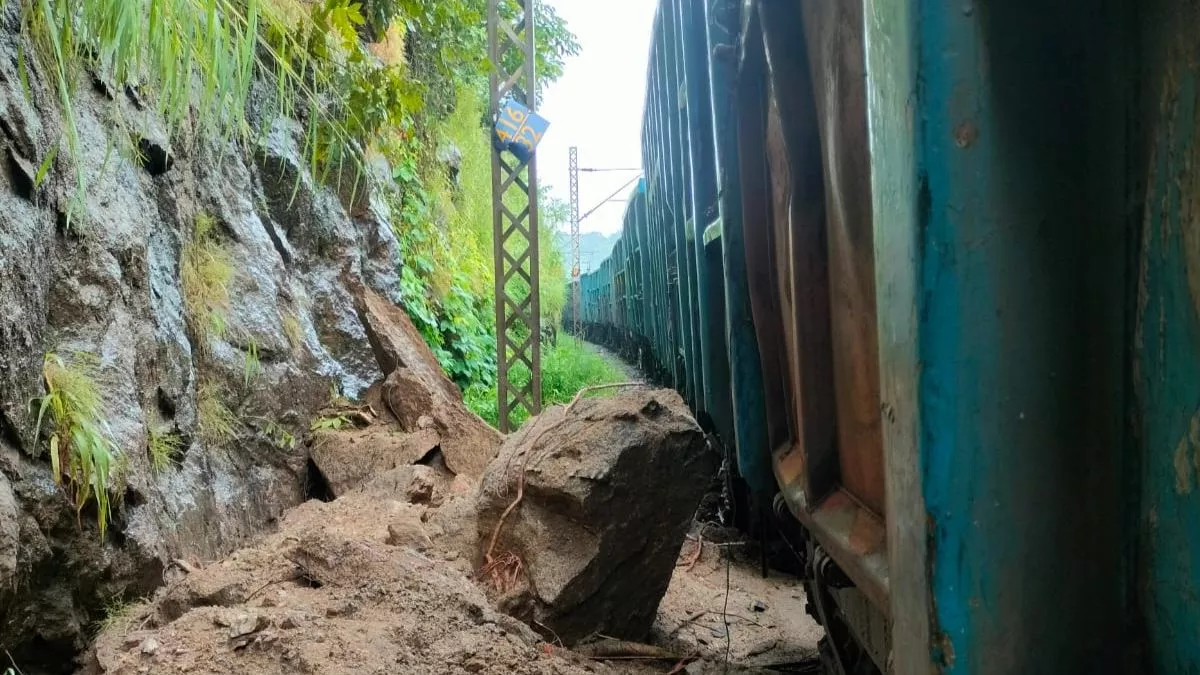 गया-कोडरमा रेललाइन पर भूस्खलन, बिहार आने-जाने वाली कई ट्रेनें लेट