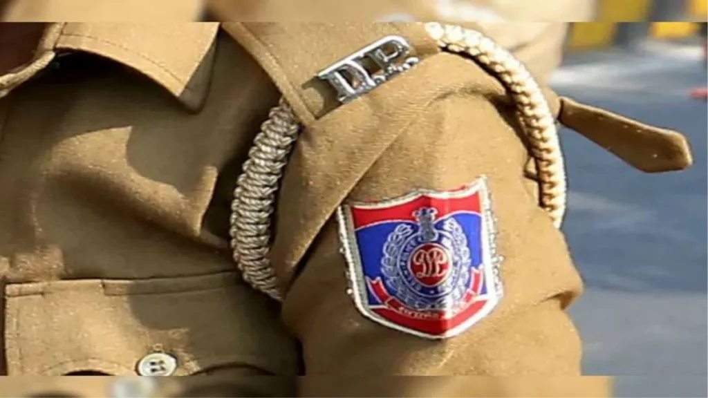 दिल्ली पुलिस के जवान पर छापेमारी के दौरान महिला से बदसलूकी का आरोप, अधिकारियों ने की कार्रवाई