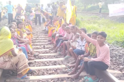 'रेल टेका डोहोर छेका' आंदोलन का झारखंड में दिखने लगा असर, सरायकेला और हजारीबाग में ट्रैक पर बैठे कुड़मी समाज के लोग
