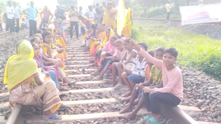 'रेल टेका डोहोर छेका' आंदोलन का झारखंड में दिखने लगा असर, सरायकेला और हजारीबाग में ट्रैक पर बैठे कुड़मी समाज के लोग