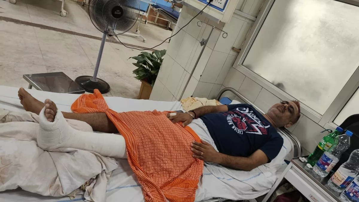 पाटलिपुत्र एक्सप्रेस में बिना टिकट के सफर करने से लोगों को रोका, बेटिकट यात्रियों ने AC कोच में किया हंगामा, TTE का पैर तोड़ा