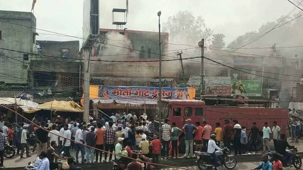 बोकारो के ज्वेलरी शॉप में लगी भीषण आग, कारोबारी को हुआ लाखों का नुकसान