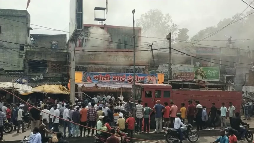 बोकारो के ज्वेलरी शॉप में लगी भीषण आग, कारोबारी को हुआ लाखों का नुकसान 1 बोकारो के ज्वेलरी शॉप में लगी भीषण आग, कारोबारी को हुआ लाखों का नुकसान