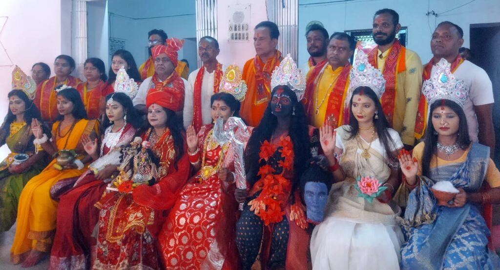 लोहरदगा में नवरात्र के पहले दिन भव्यता के साथ निकली शोभा यात्रा, ढोल-नगाड़े और जयकारे से गुंजायमान हुआ शहर 3 3 4