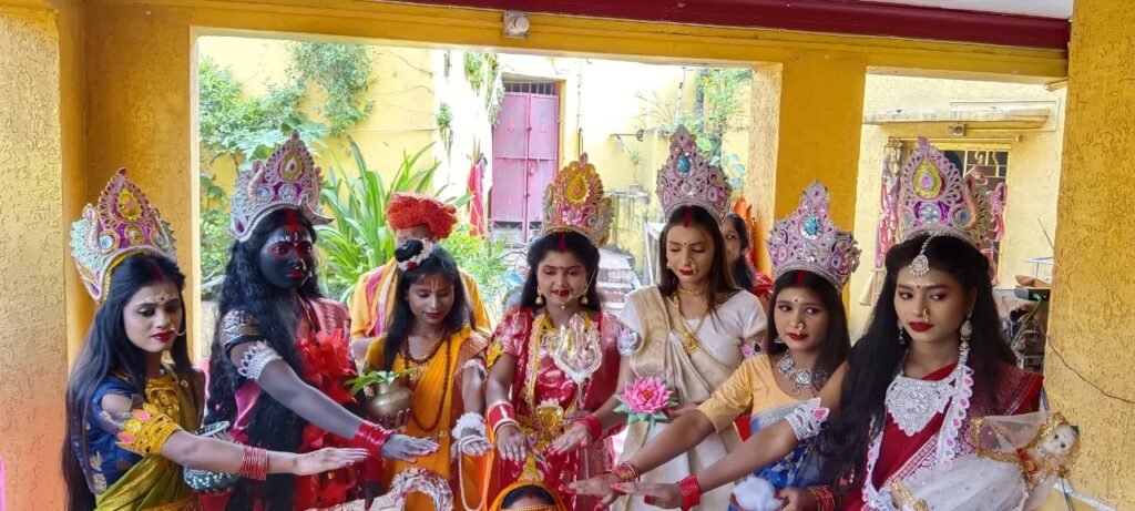 लोहरदगा में नवरात्र के पहले दिन भव्यता के साथ निकली शोभा यात्रा, ढोल-नगाड़े और जयकारे से गुंजायमान हुआ शहर 4 4 2