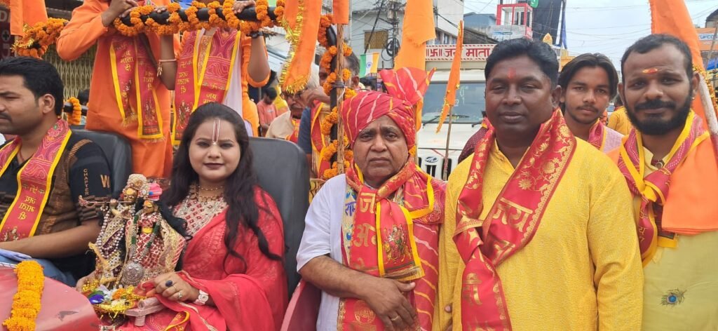 लोहरदगा में नवरात्र के पहले दिन भव्यता के साथ निकली शोभा यात्रा, ढोल-नगाड़े और जयकारे से गुंजायमान हुआ शहर 6 6 1