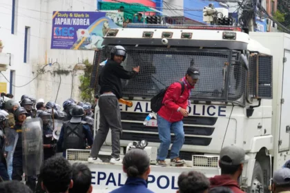 नेपाल में फेसबुक-एक्स-यूट्यूब बैन को लेकर बवाल, संसद भवन के गेट पर प्रदर्शन के बाद अब तब 20 की मौत, गृह मंत्री ने की इस्तीफे की पेशकश