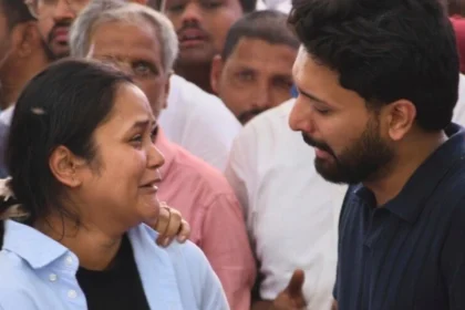 भारत-पाकिस्तान मैच पर भड़की शुभम द्विवेदी की पत्नी- कहा-'पाक के साथ मैच होना हमारे मुंह पर तमाचा'