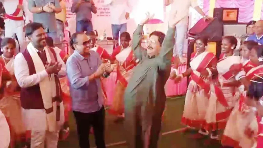 डम डम डिगा डिगा गाने पर झूमने लगे हेमंत सोरेन के मंत्री और विधायक, वीडियो हुआ सोशल मीडिया वायरल