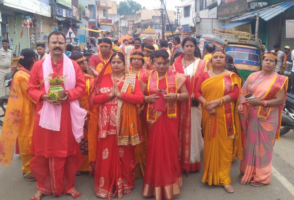 लोहरदगा में नवरात्र के पहले दिन भव्यता के साथ निकली शोभा यात्रा, ढोल-नगाड़े और जयकारे से गुंजायमान हुआ शहर 7 7