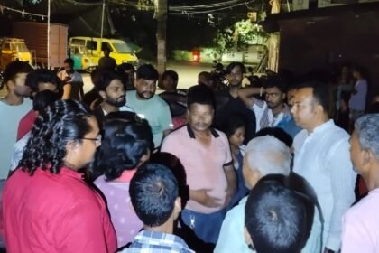 रांची में तेज रफ्तार बोलेरो ने 2 साल की बच्ची को लिया चपेट में, सड़क पर उतरकर लोगों ने किया उग्र प्रदर्शन