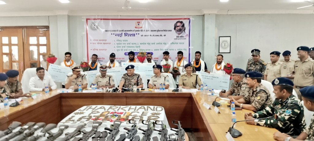 9 उग्रवादियों ने झारखंड में पुलिस के सामने किया सरेंडर, AK-47, AK-56 समेत गोला-बारूद बरामद 2 GzwXZu0bYAASt6r