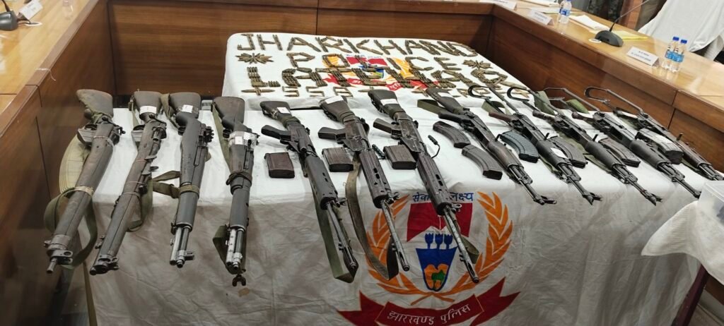 9 उग्रवादियों ने झारखंड में पुलिस के सामने किया सरेंडर, AK-47, AK-56 समेत गोला-बारूद बरामद 3 GzwXZuyaIAArxPR