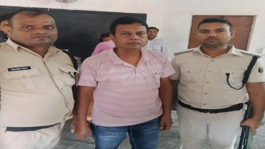 पूर्वी चंपारण में निगरानी की कार्रवाई, शिक्षा विभाग का डाटा एंट्री ऑपरेटर घूस लेते रंगे हाथ गिरफ्तार, BEO हो गया फरार