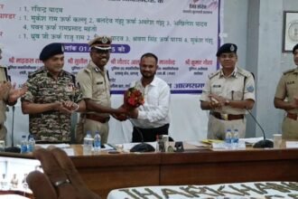 9 उग्रवादियों ने झारखंड में पुलिस के सामने किया सरेंडर, AK-47, AK-56 समेत गोला-बारूद बरामद