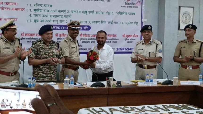 9 उग्रवादियों ने झारखंड में पुलिस के सामने किया सरेंडर, AK-47, AK-56 समेत गोला-बारूद बरामद 1 9 उग्रवादियों ने झारखंड में पुलिस के सामने किया सरेंडर, AK-47, AK-56 समेत गोला-बारूद बरामद