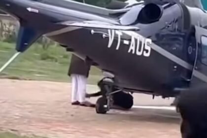 तेजस्वी यादव की सुरक्षा में बड़ी चूक! दौड़ कर आया युवक और पैरों में लेट गया