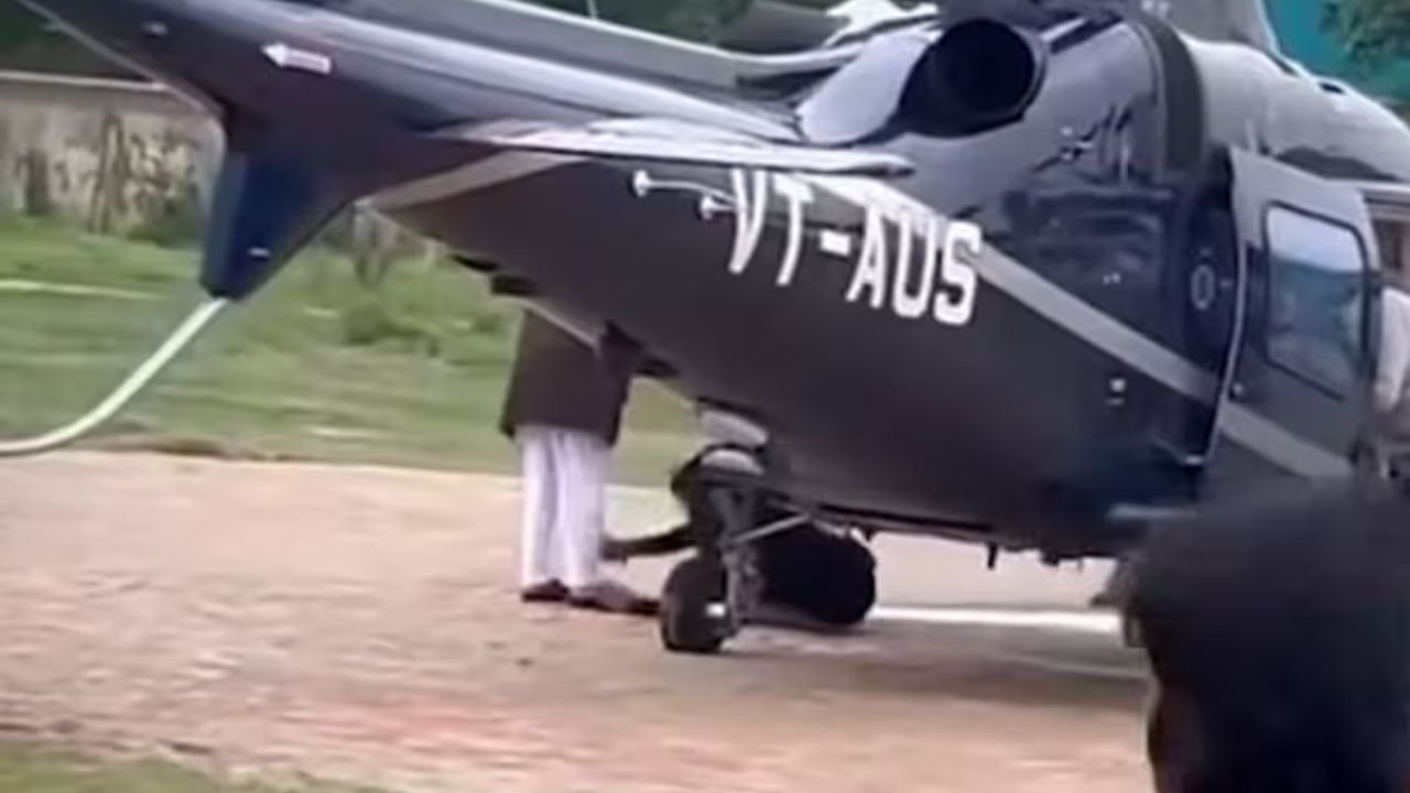 तेजस्वी यादव की सुरक्षा में बड़ी चूक! दौड़ कर आया युवक और पैरों में लेट गया