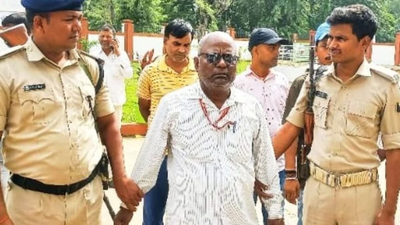 बिहार में निगरानी की बड़ी कार्रवाई,रोहतास में आदेशपालक एक लाख रुपये घूस लेते रंगे हाथ गिरफ्तार