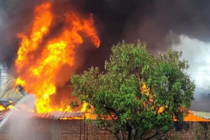रांची केमिकल फैक्ट्री में भीषण आग, लपटें देखकर लोग दहशत में, दमकल की गाड़ियां मौके पर
