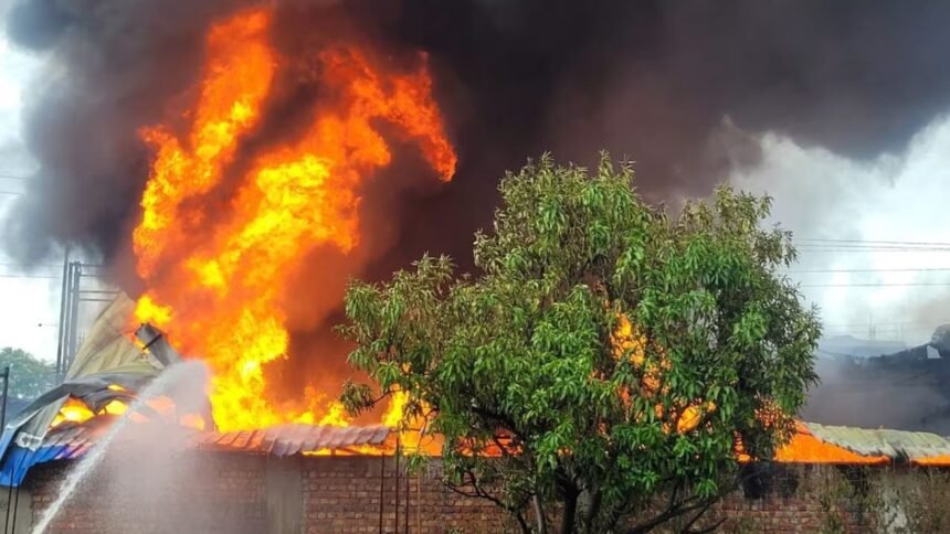 रांची केमिकल फैक्ट्री में भीषण आग, लपटें देखकर लोग दहशत में, दमकल की गाड़ियां मौके पर