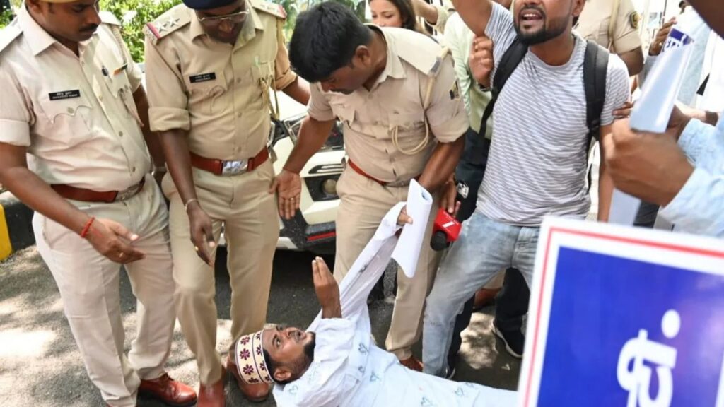 उर्दू-बांग्ला TET अभ्यर्थियों का JDU दफ्तर के बाहर प्रदर्शन, पटना में पुलिस के झड़प, 10 सालों से रिजल्ट जारी करने की कर रहे है मांग