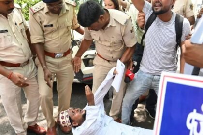 उर्दू-बांग्ला TET अभ्यर्थियों का JDU दफ्तर के बाहर प्रदर्शन, पटना में पुलिस के झड़प, 10 सालों से रिजल्ट जारी करने की कर रहे है मांग