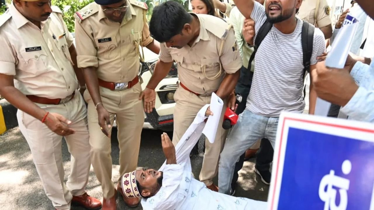 उर्दू-बांग्ला TET अभ्यर्थियों का JDU दफ्तर के बाहर प्रदर्शन, पटना में पुलिस के झड़प, 10 सालों से रिजल्ट जारी करने की कर रहे है मांग