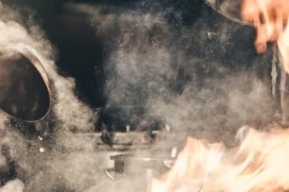 पटना के फोम फैक्ट्री में भीषण आग, लपटें और धुएं का गुबार देख मची अफरातफरी