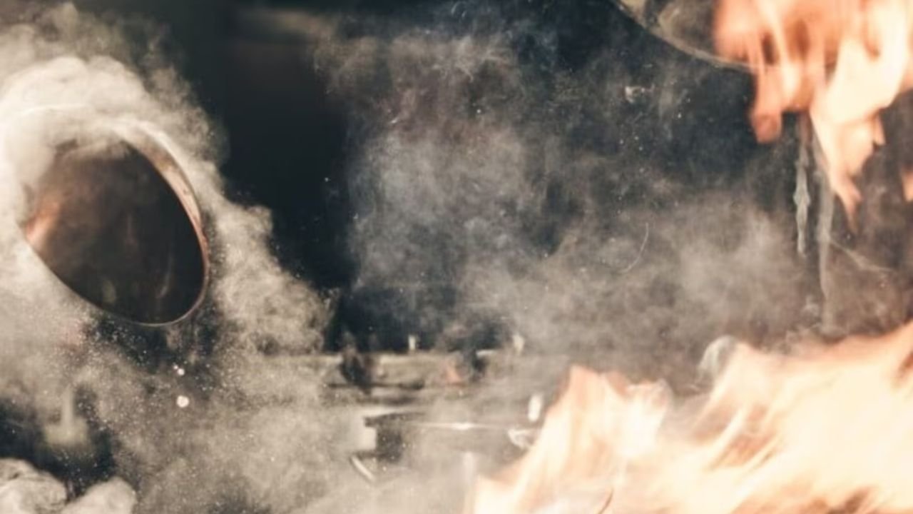 पटना के फोम फैक्ट्री में भीषण आग, लपटें और धुएं का गुबार देख मची अफरातफरी