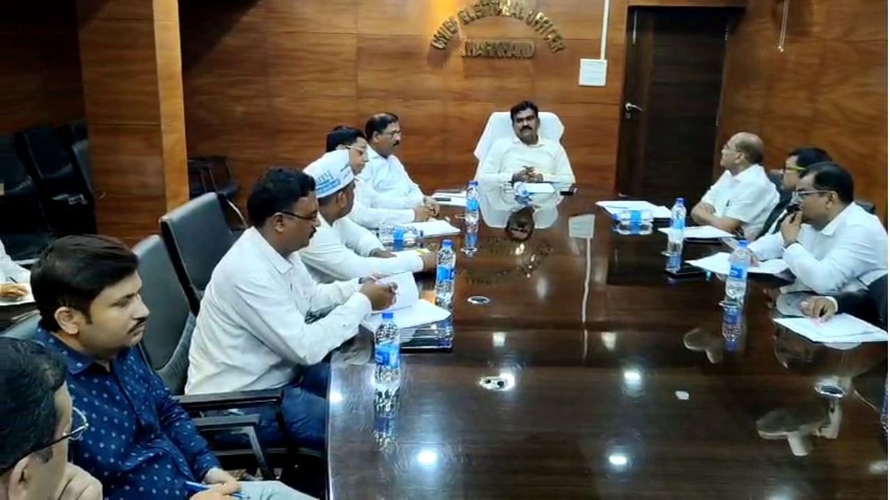 घाटशिला उपचुनाव को लेकर मुख्य निर्वाचन पदाधिकारी के. रवि ने की बैठक, SSR को लेकर राजनीतिक दलों के नेताओं के साथ हुई चर्चा