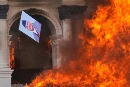 नेपाल के पूर्व पीएम झलनाथ खनल की पत्नी को जिंदा जलाया, तीन पुलिसकर्मी की सरेंडर करने के बाद हत्या