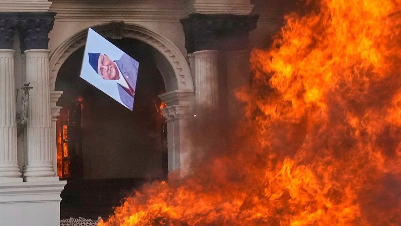 नेपाल के पूर्व पीएम झलनाथ खनल की पत्नी को जिंदा जलाया, तीन पुलिसकर्मी की सरेंडर करने के बाद हत्या