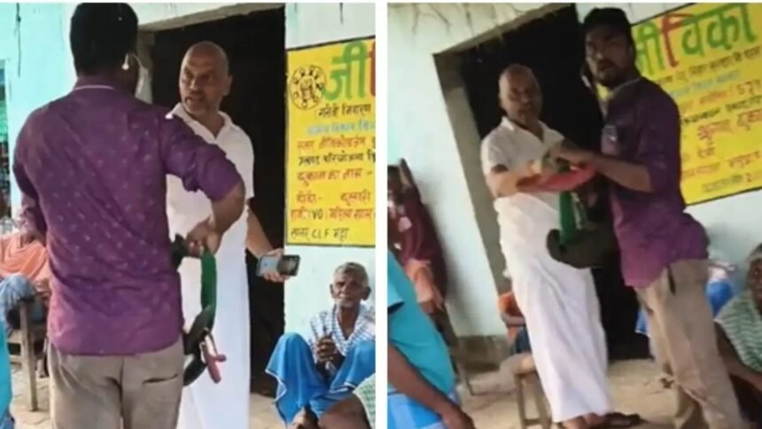 बिहार में सड़क नहीं बनने से नाराज हुआ युवक, मुखिया पति को चप्पल की माला पहनाने की कोशिश